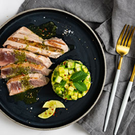 Gegrilltes Thunfischsteak mit Gurken-Avocado-Salsa