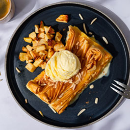 Crinkle cake & glazed apples with vanilla ice cream