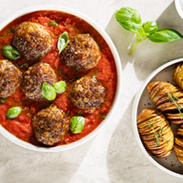 Meatballs in tomato sauce with fan potatoes