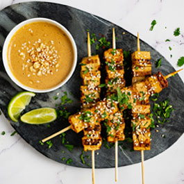 Brochettes de tofu à la thaïlandaise et sauce aux cacahuètes