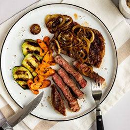 Entrecôte grillée avec oignons caramélisés et légumes