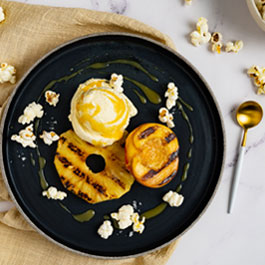 Fruits grillés avec glace et caramel