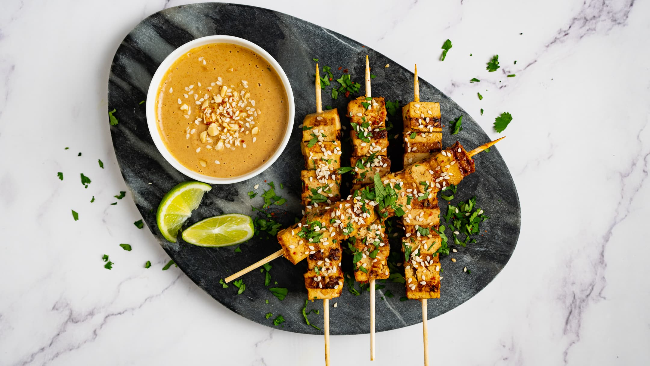 Brochettes de tofu à la thaïlandaise et sauce aux cacahuètes.jpg