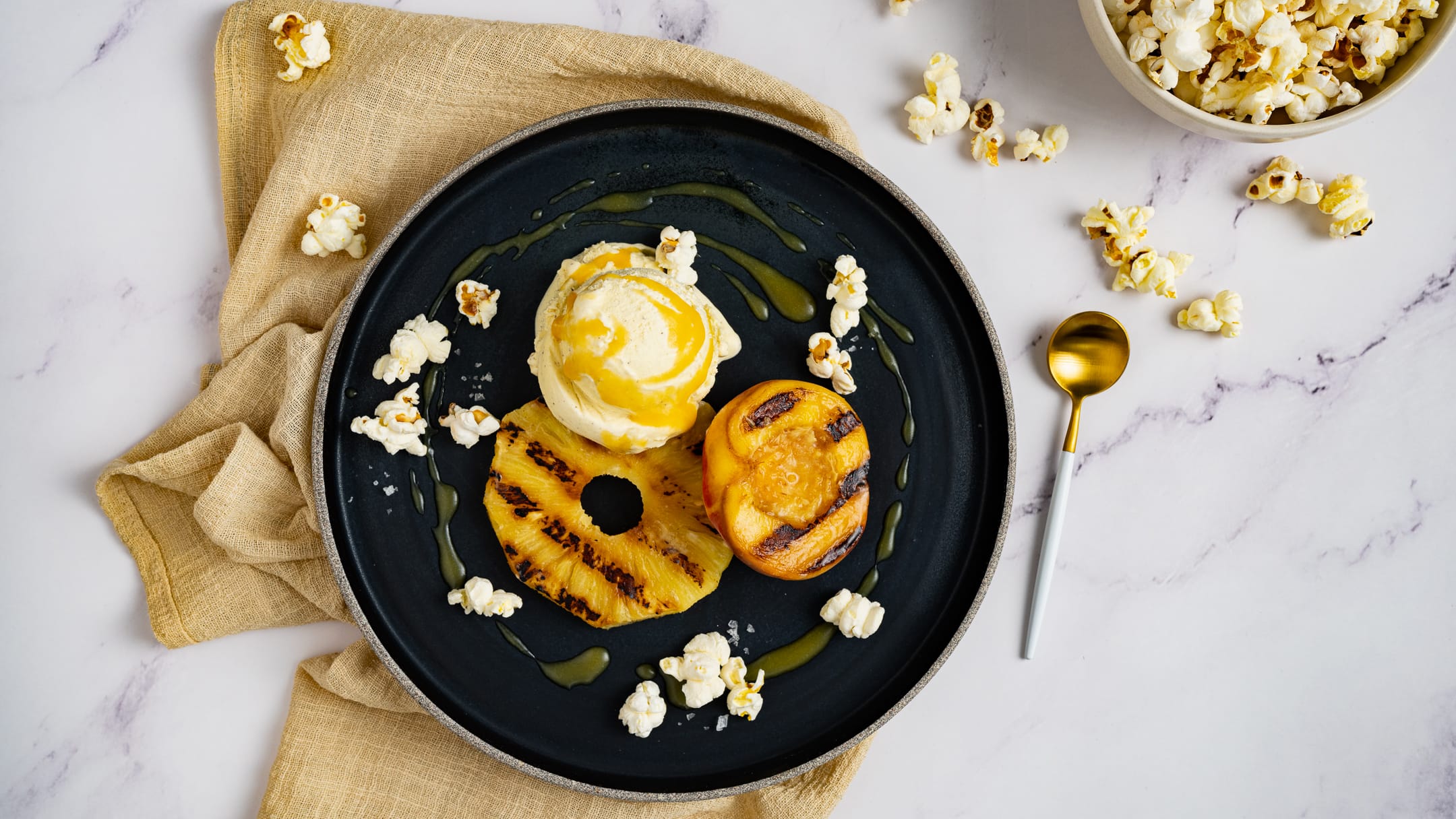 Fruits grillés avec glace et caramel.jpg