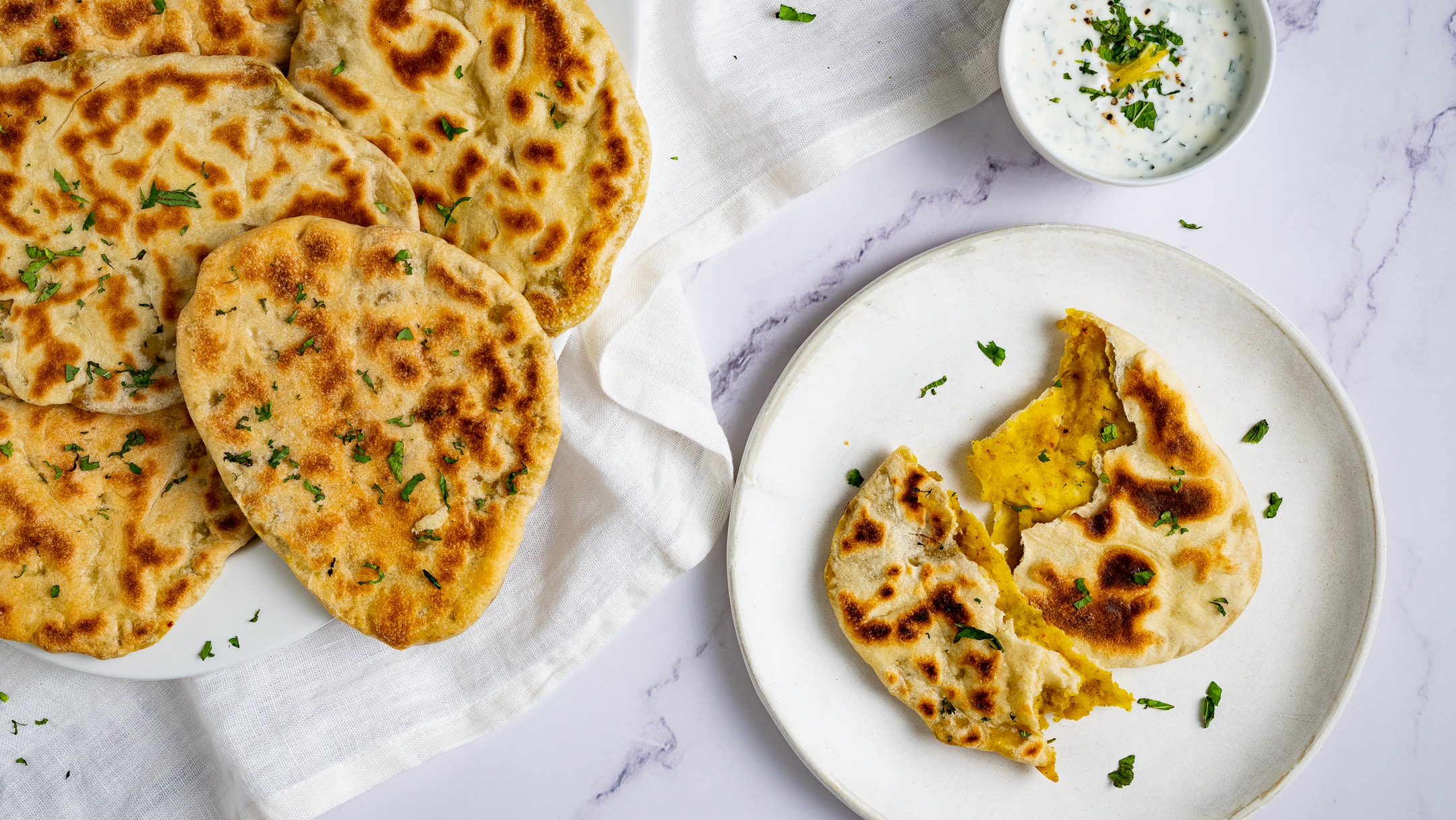 Naan farci épicé  et sauce à la menthe.jpg