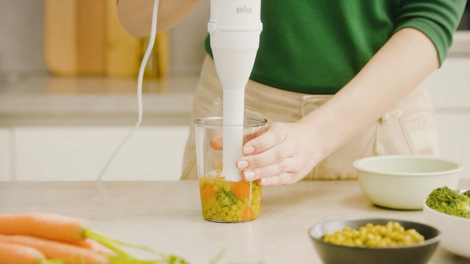 In the video still you can see women's hands preparing a vegetable mash with the Braun Multiquick 5 with Small Portion Shaft accessory