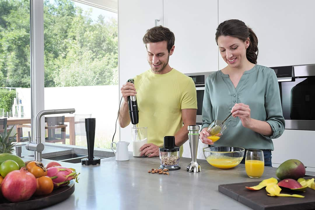 Couple preparing fresh food with Braun MultiQuick 9 Hand blender