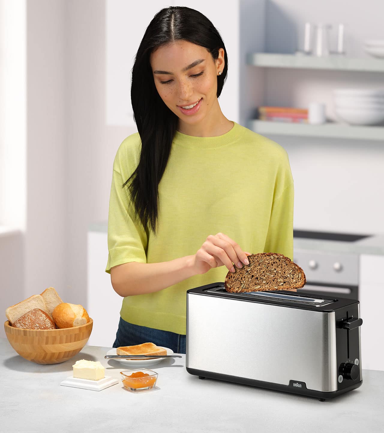 The Braun Purshine long slot toaster in use.