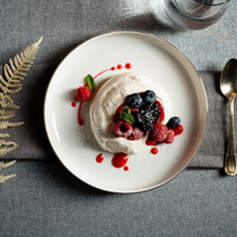 Mini pavlova with fruit and raspberry-maple-puree