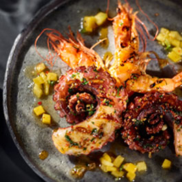 Gegrilde garnalen en octopus met ananassalsa