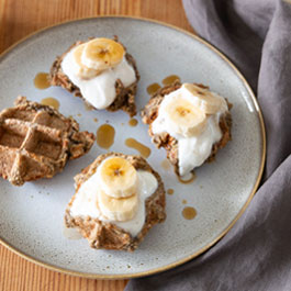 Gofres veganos de avena con plátano y sirope de arce