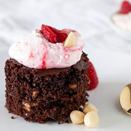 Brownie de macadamia con crema de frambuesa